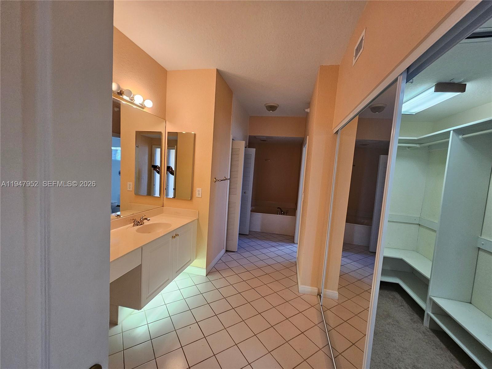 SOUTHAMPTON CONDOMINIUM E - Residential