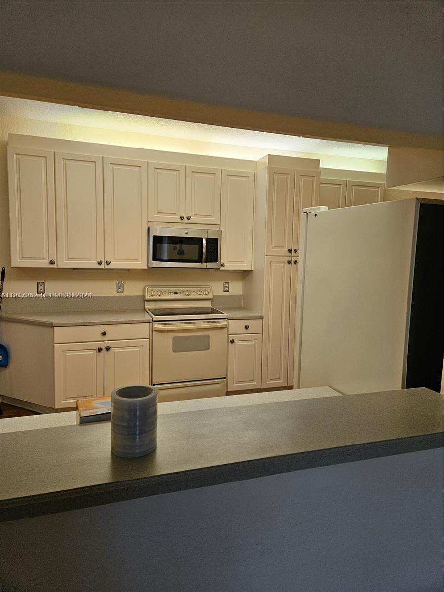 SOUTHAMPTON CONDOMINIUM E - Residential