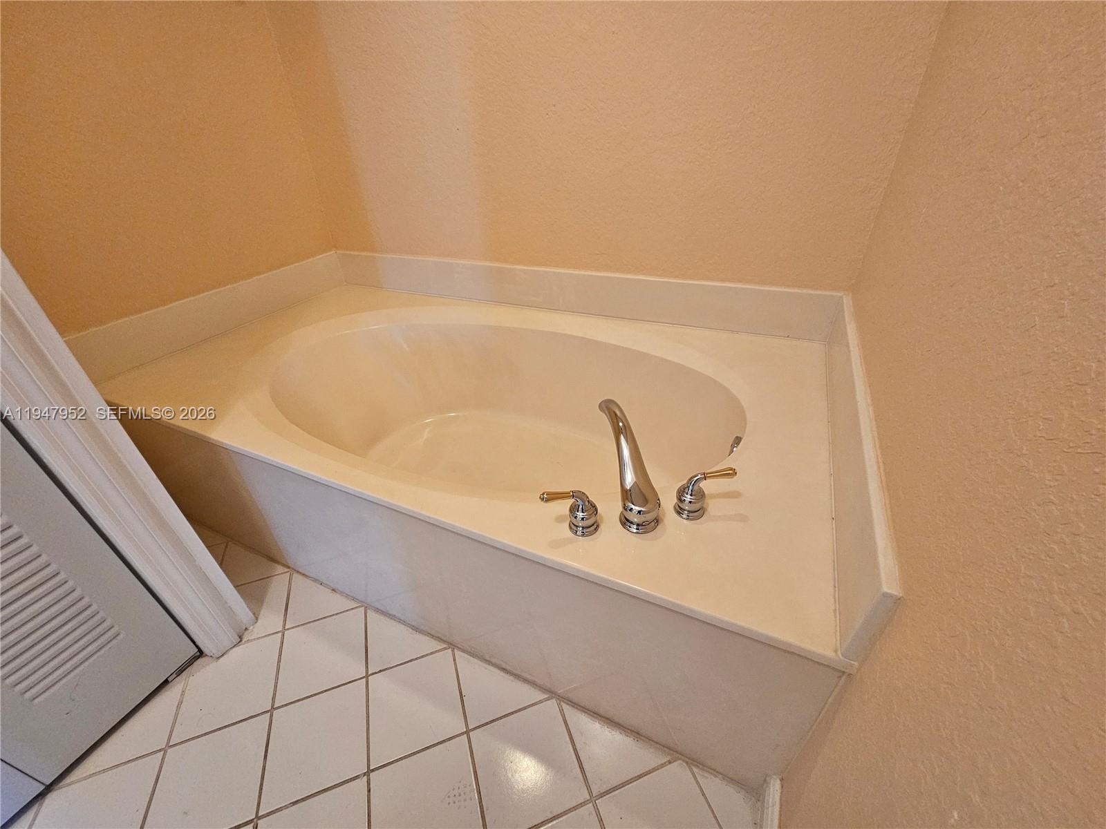 SOUTHAMPTON CONDOMINIUM E - Residential