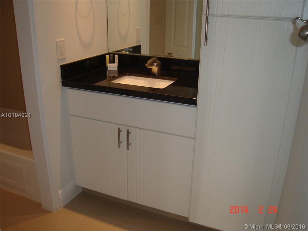 PLAZA OF THE AMERICAS - Residential Lease