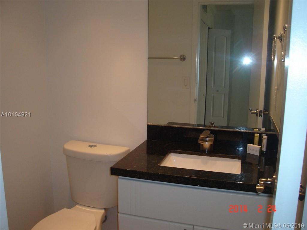 PLAZA OF THE AMERICAS - Residential Lease