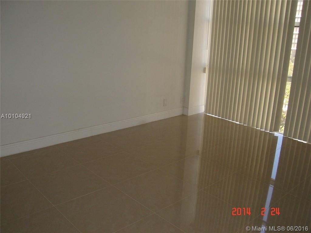 PLAZA OF THE AMERICAS - Residential Lease