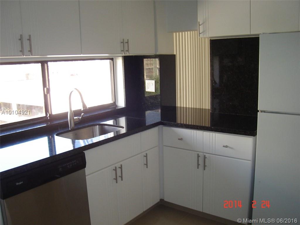 PLAZA OF THE AMERICAS - Residential Lease