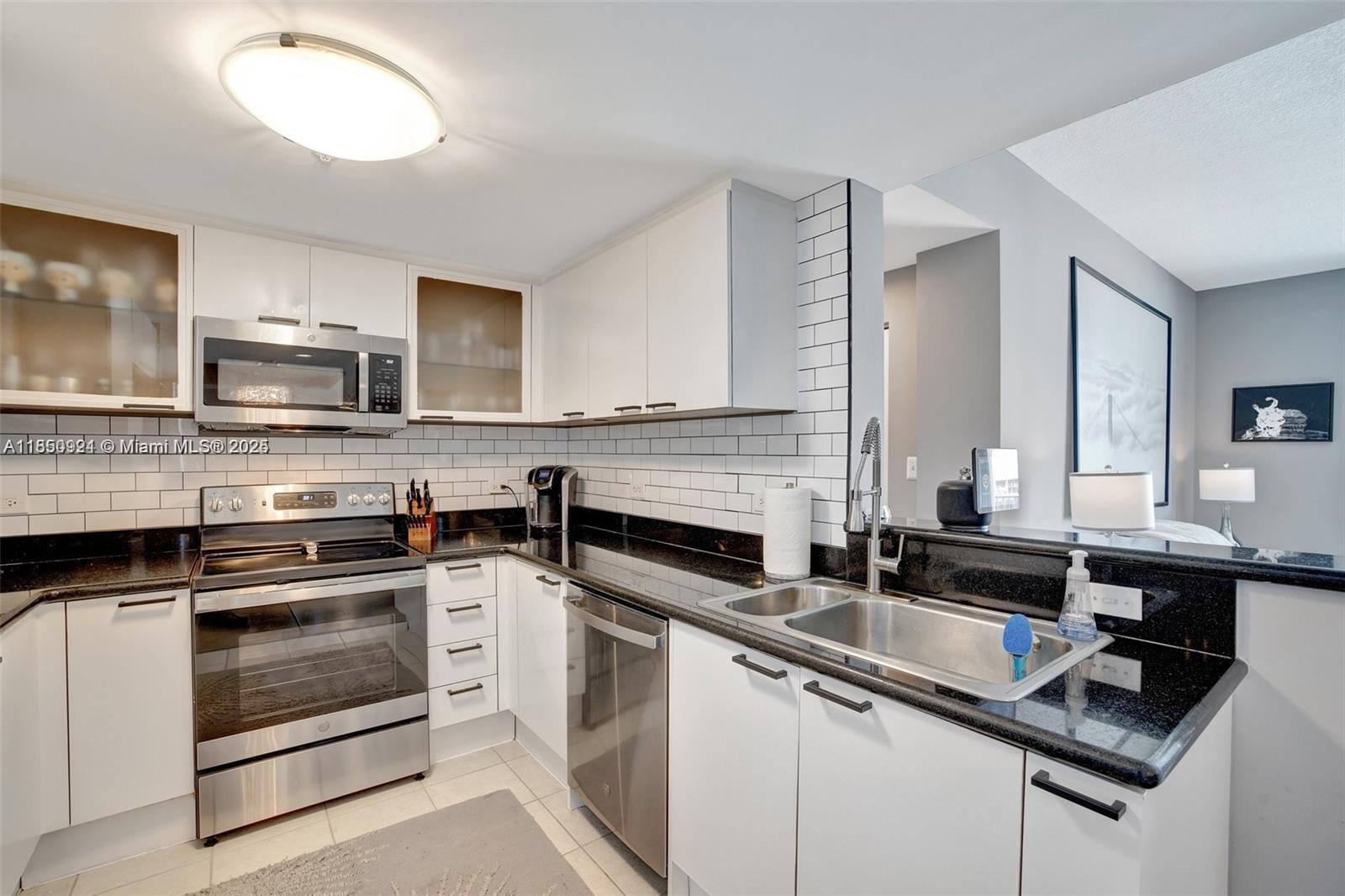 HOLLYWOOD STATION RES CON - Residential Lease