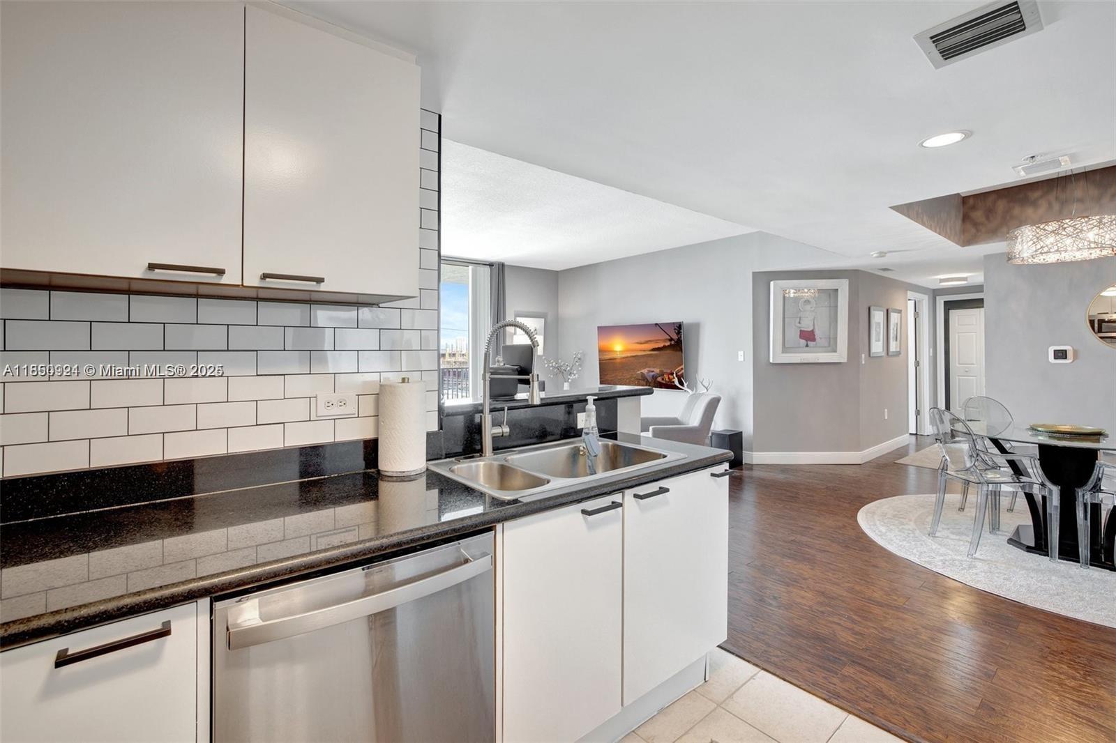 HOLLYWOOD STATION RES CON - Residential Lease