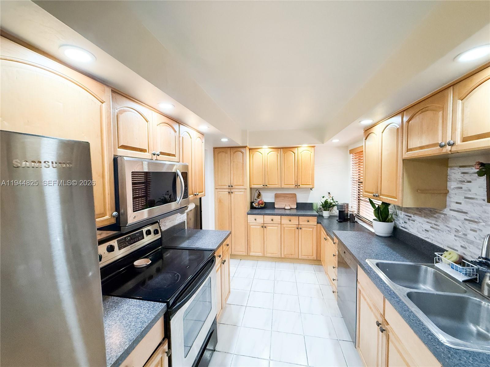 LAGO WEST CONDOMINIUM - Residential