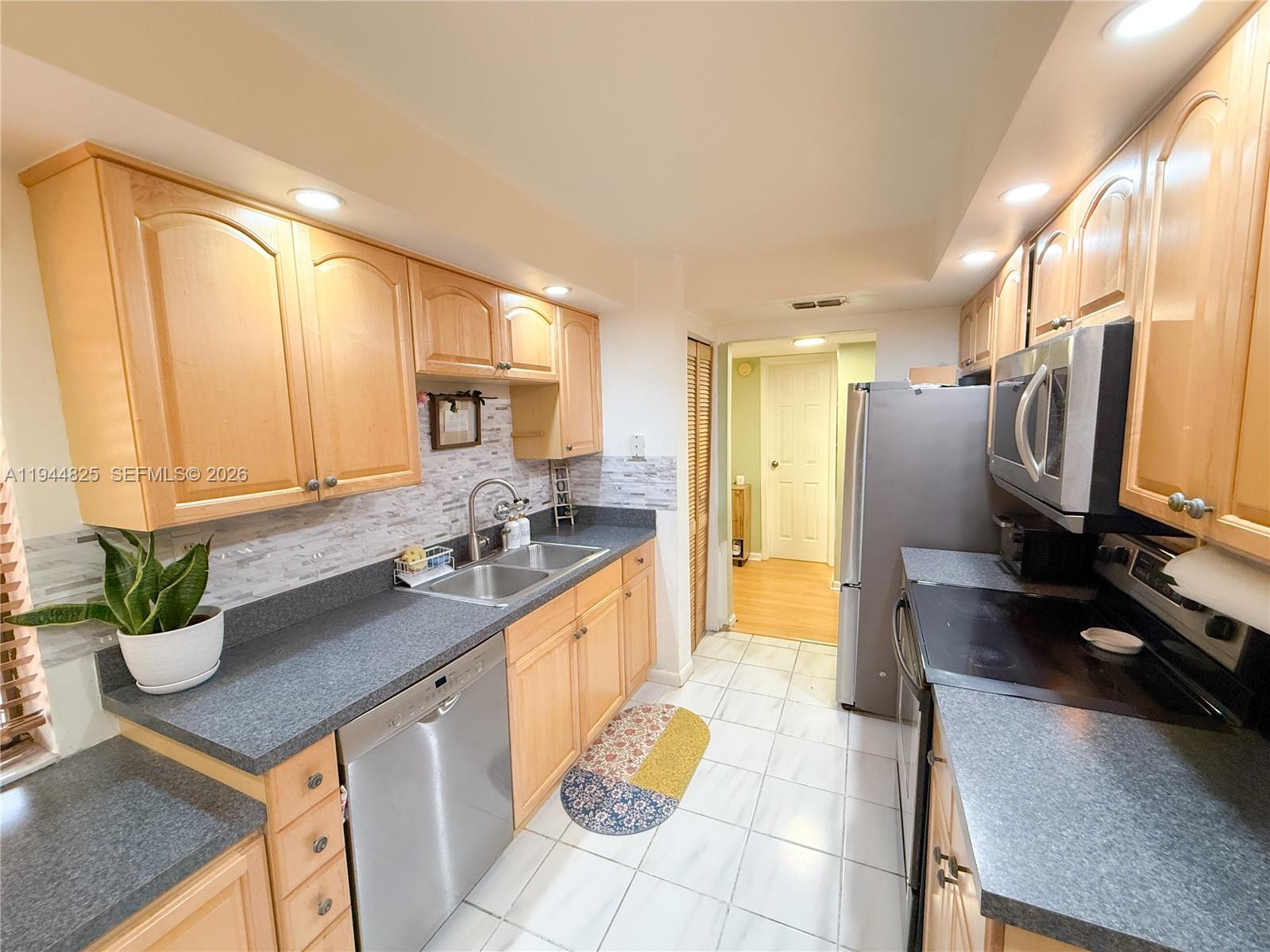 LAGO WEST CONDOMINIUM - Residential