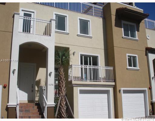 Exquiste townhouse with spacious floorplan in Hollywood. Stunning finishes throughout the unit. Beautiful rooftop terrace. Minutes away from schools, shopping, beaches, and restaurants. Must see to appreciate. Non-refundable $300 pet deposit required for pets.
