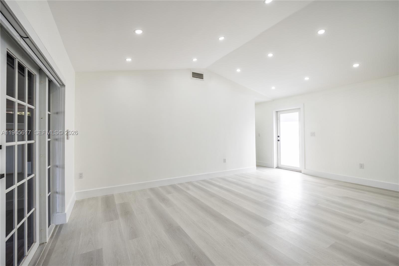 COUNTRY LAKE MANORS SEC 3 - Residential Lease