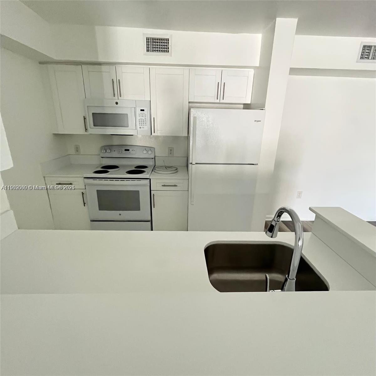 VISTA TRACE 8 CONDO - Residential Lease