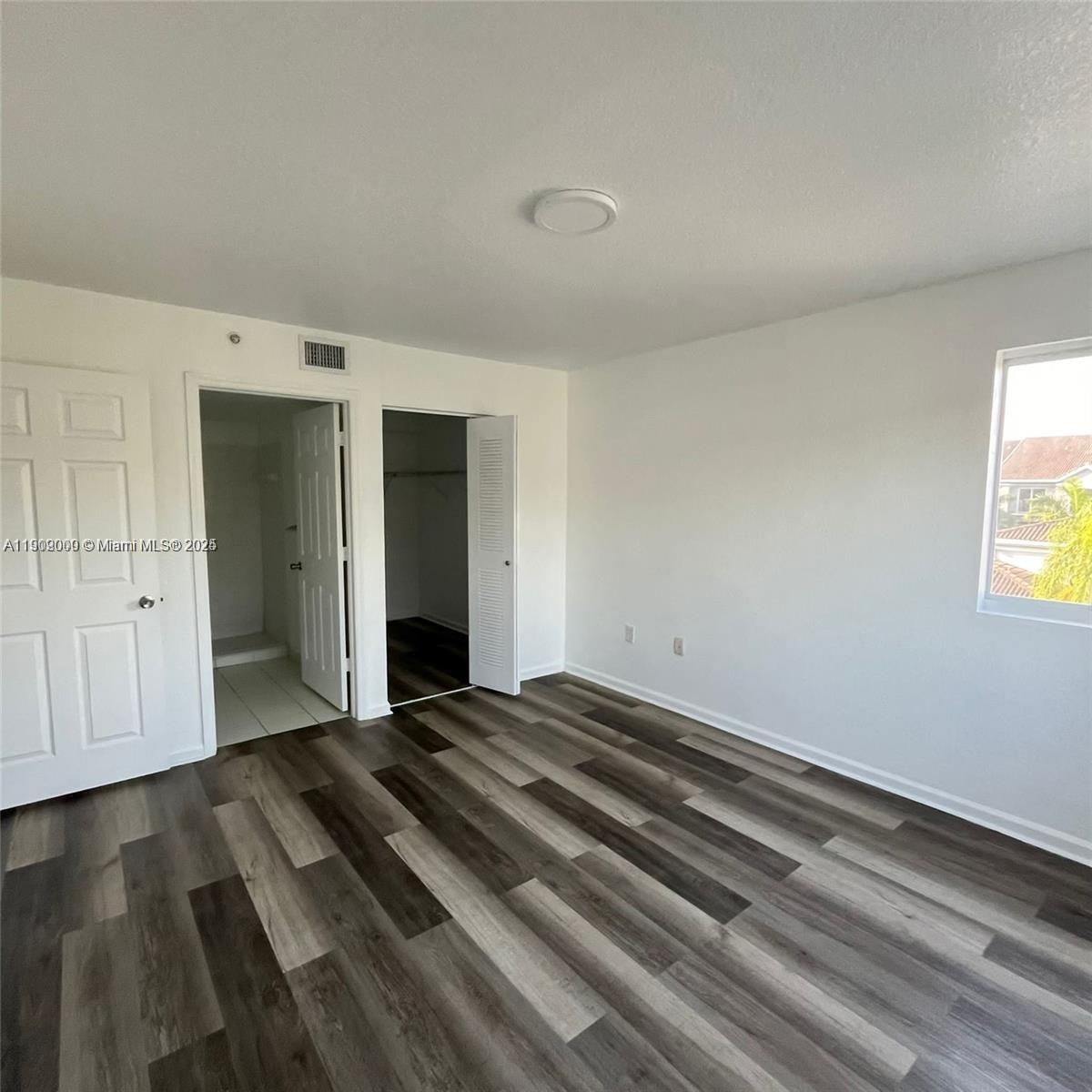 VISTA TRACE 8 CONDO - Residential Lease