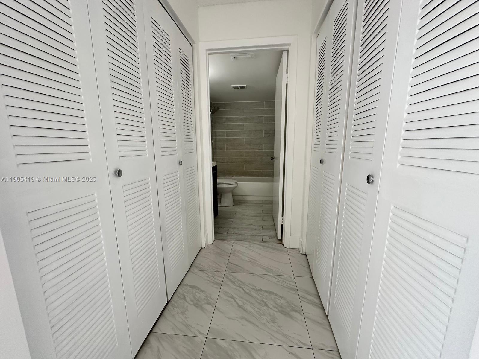 HOLLYWOOD PARC CONDOMINIU - Residential Lease