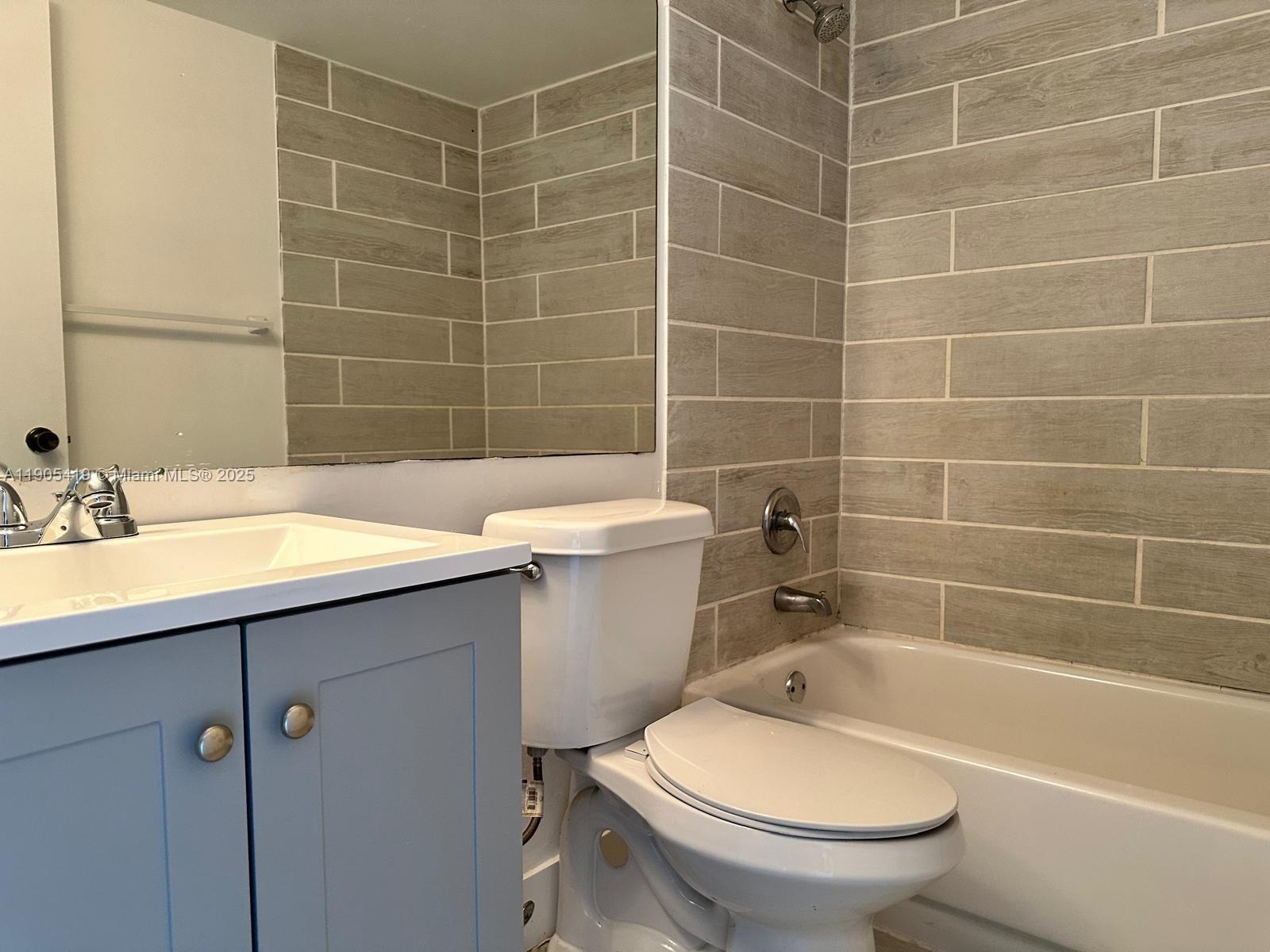 HOLLYWOOD PARC CONDOMINIU - Residential Lease