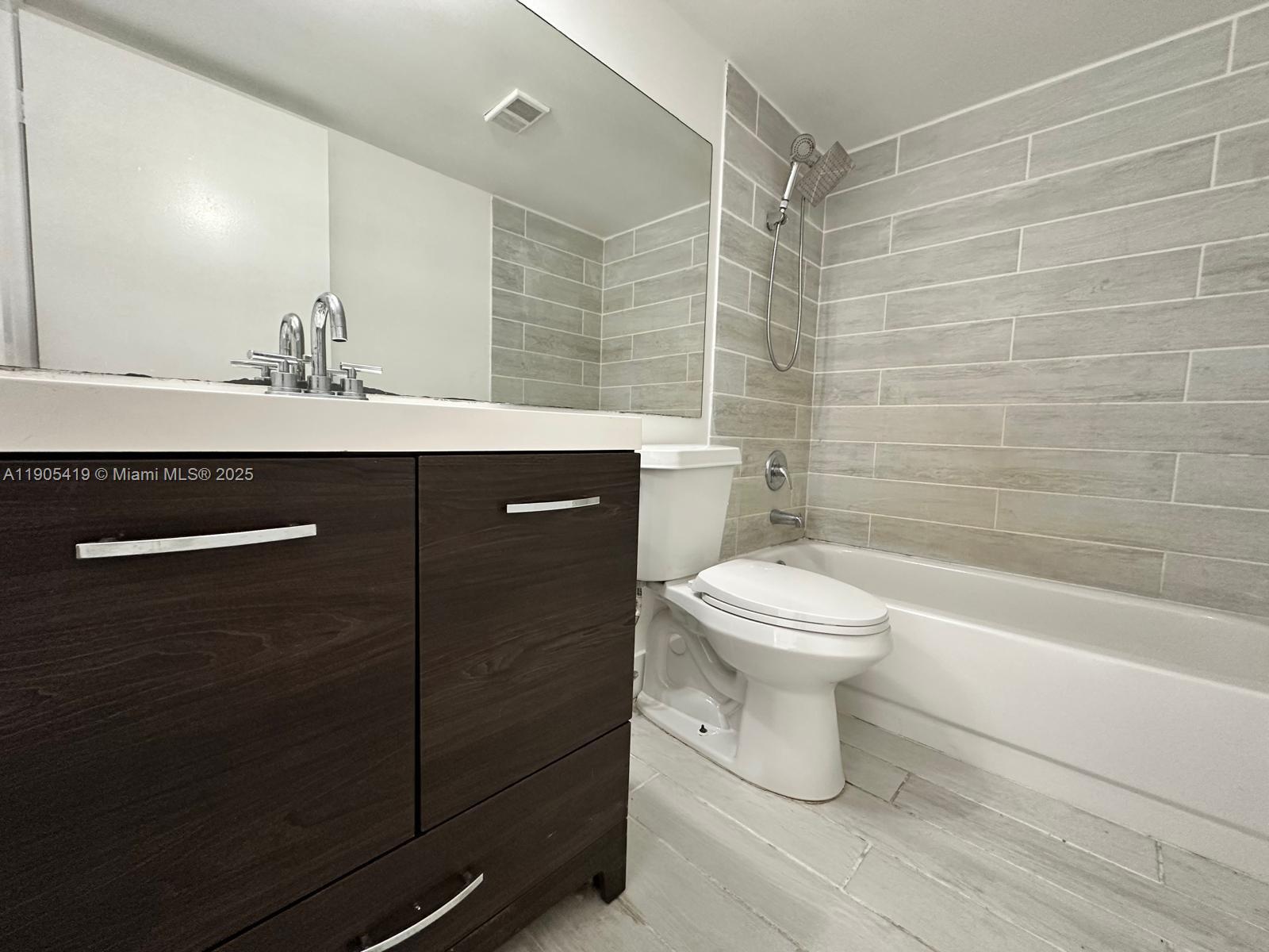 HOLLYWOOD PARC CONDOMINIU - Residential Lease