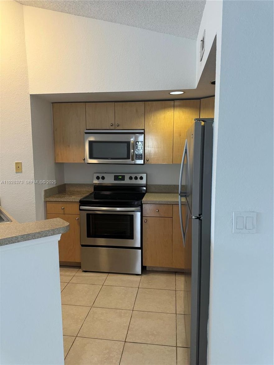 Beautiful comfortable 2/2 unit in Sunrise. Washer/dryer inside of the unit. Amenities include 2 pools, a gym, 2 tennis courts, 2 racquetball courts, and 2 picnic/ BBQ areas. 1 assigned parking space w/ plenty of additional parking. Very close to Sawgrass Elementary and the mall. MUST SEE!!