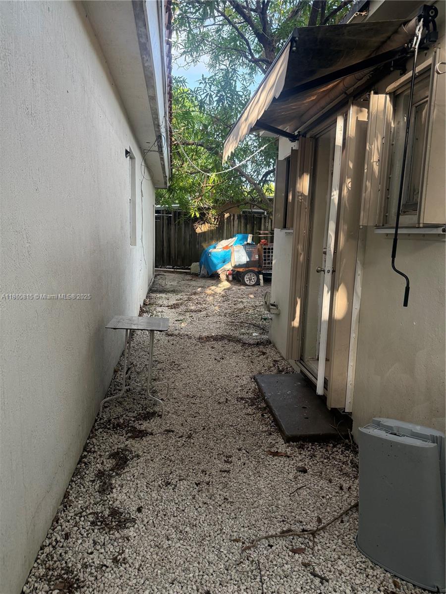 Efficiency available for rent in West Miami. Maximum 2 occupants, no pets allowed. Includes 2 parking spaces and utilities.