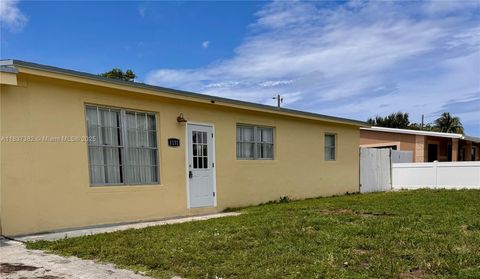 1131 NE 211th Ter 1131 Miami FL 33179