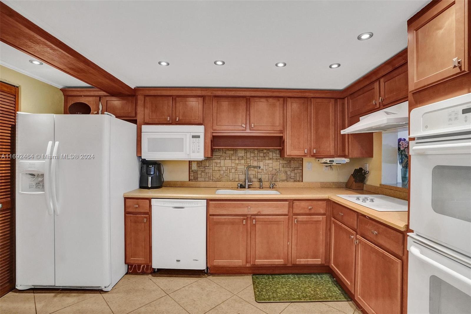 Property for Sale at 6483 Racquet Club Dr 22, Lauderhill, Miami-Dade County, Florida - Bedrooms: 2 
Bathrooms: 3  - $305,000