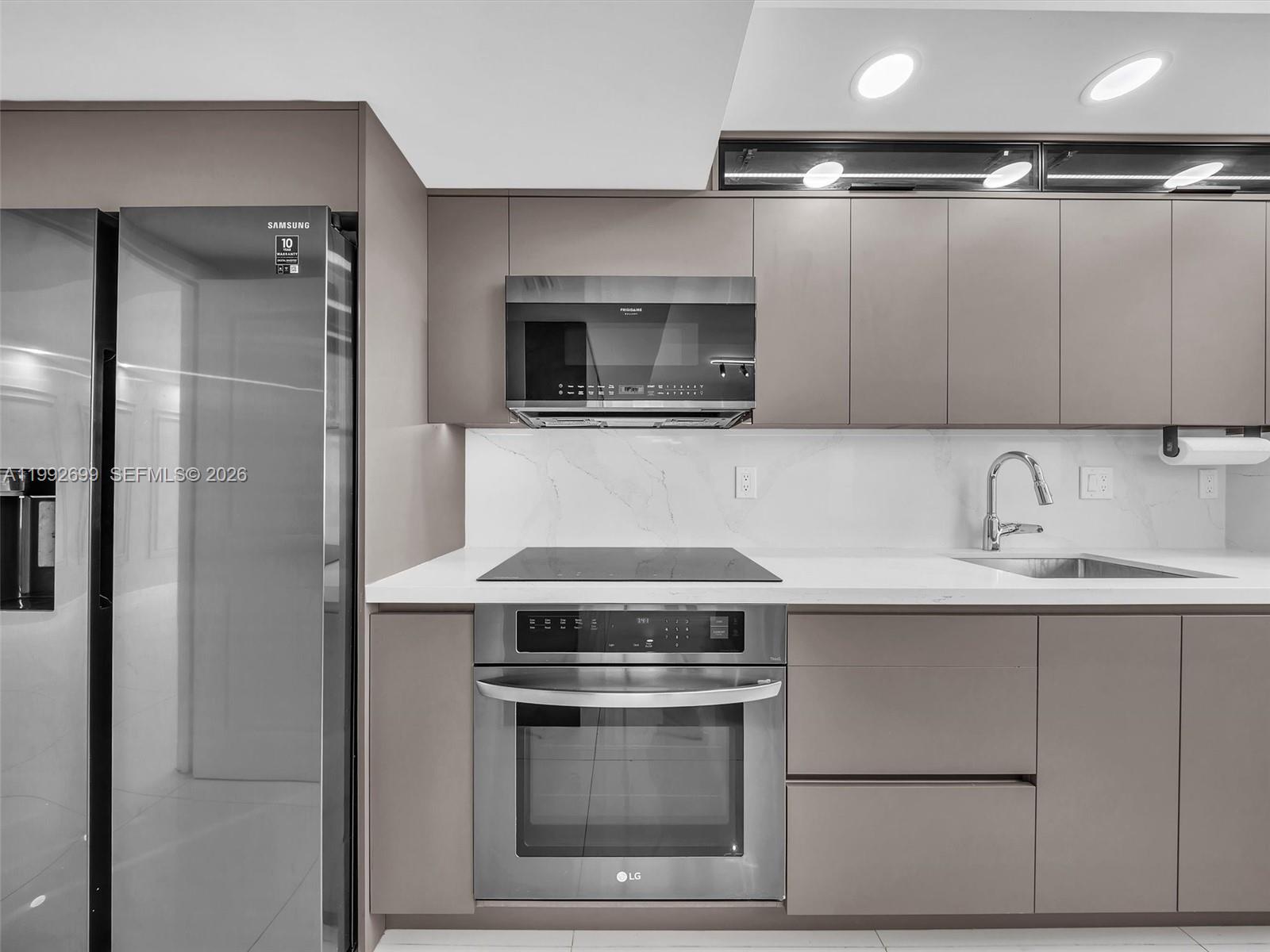 WINSTON TOWERS 500 CONDO - Residential