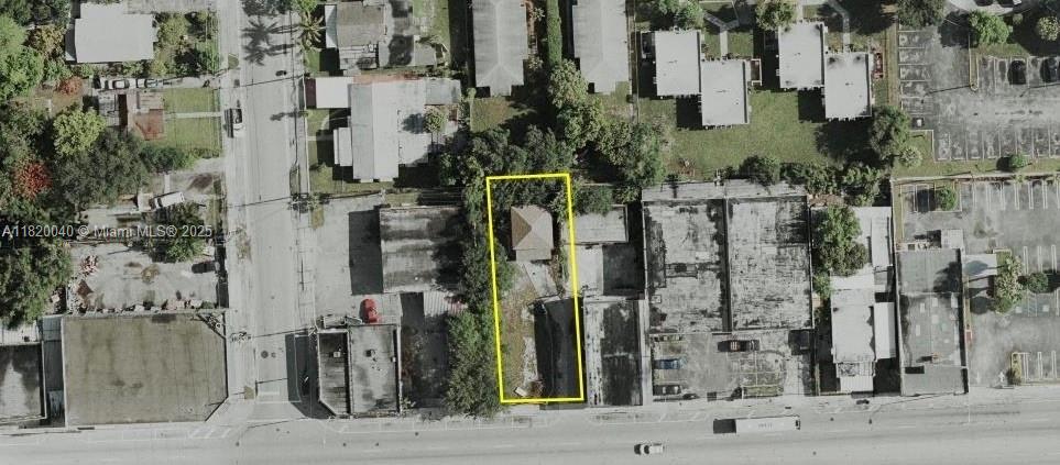 PRIME LOCATION - Development ready lot near Wynwood & Brickell! This parcel of +/- 6,650 sq ft is ideally located on bustling NW 54th Street. Offering excellent visibility and accessibility. Zoned for commercial or multifamily use, the site is perfect for developers or investors looking to build in one of Miami’s most dynamic areas, just minutes from Wynwood, Brickell, and downtown. Plans are already in place for an 8-unit multifamily apartment building, and the current structure is a duplex configured as a 3/2, offers a strong foundation for redevelopment. With zoning already approved, converting the current structure to a 4 or 5-unit multifamily is easily achievable.
This is your chance to capitalize on Miami’s upward momentum with a project ready to go!