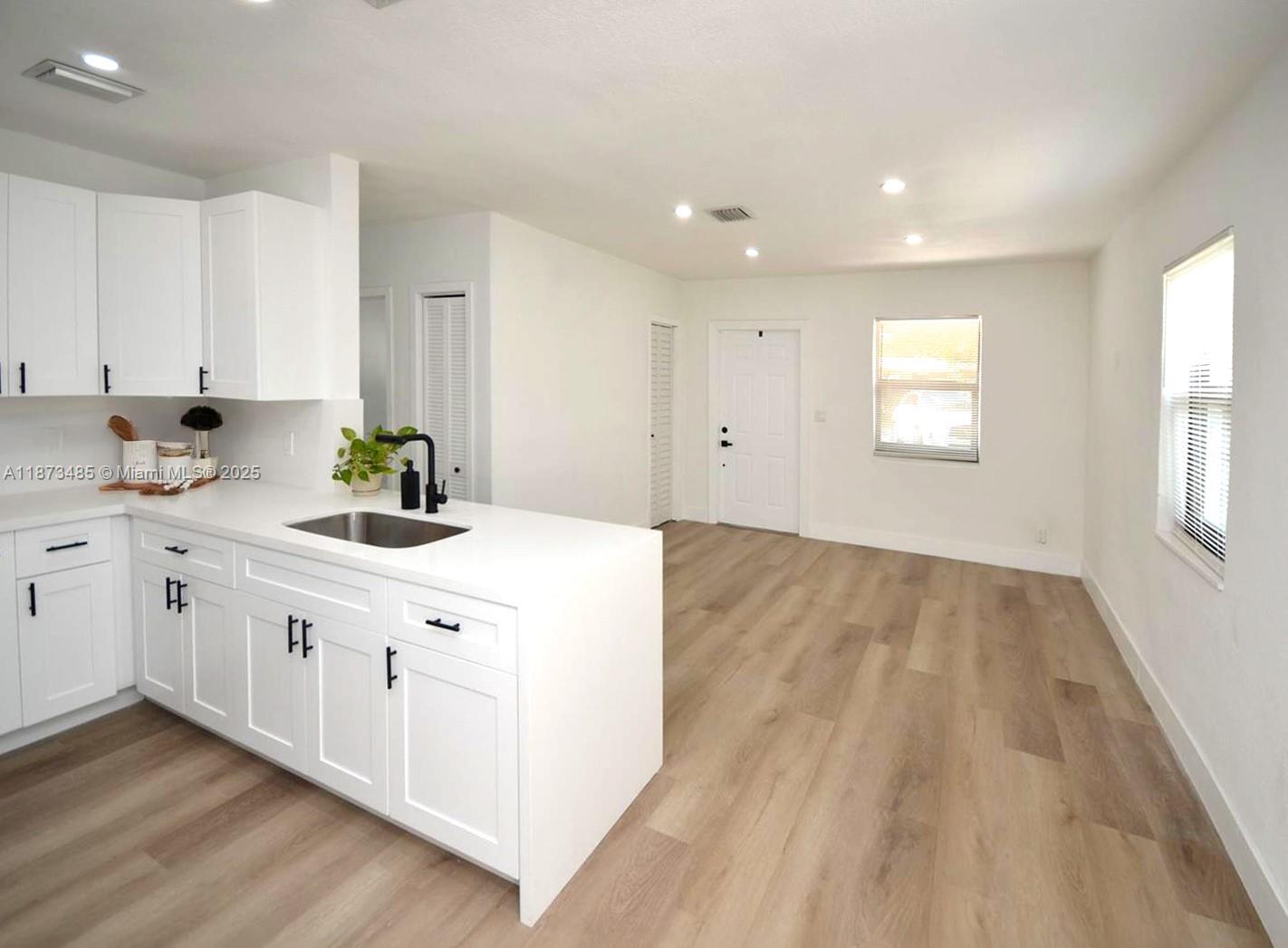 LAUDERDALE MANOR - Residential