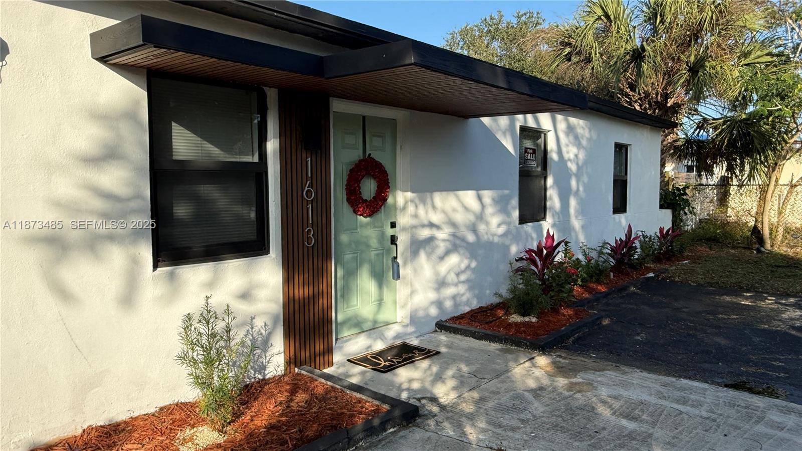 LAUDERDALE MANOR - Residential