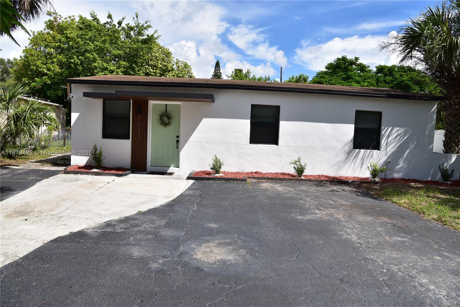 LAUDERDALE MANOR - Residential