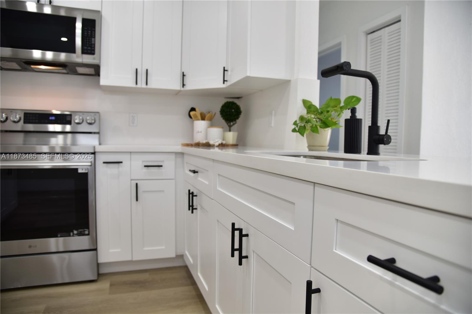 LAUDERDALE MANOR - Residential