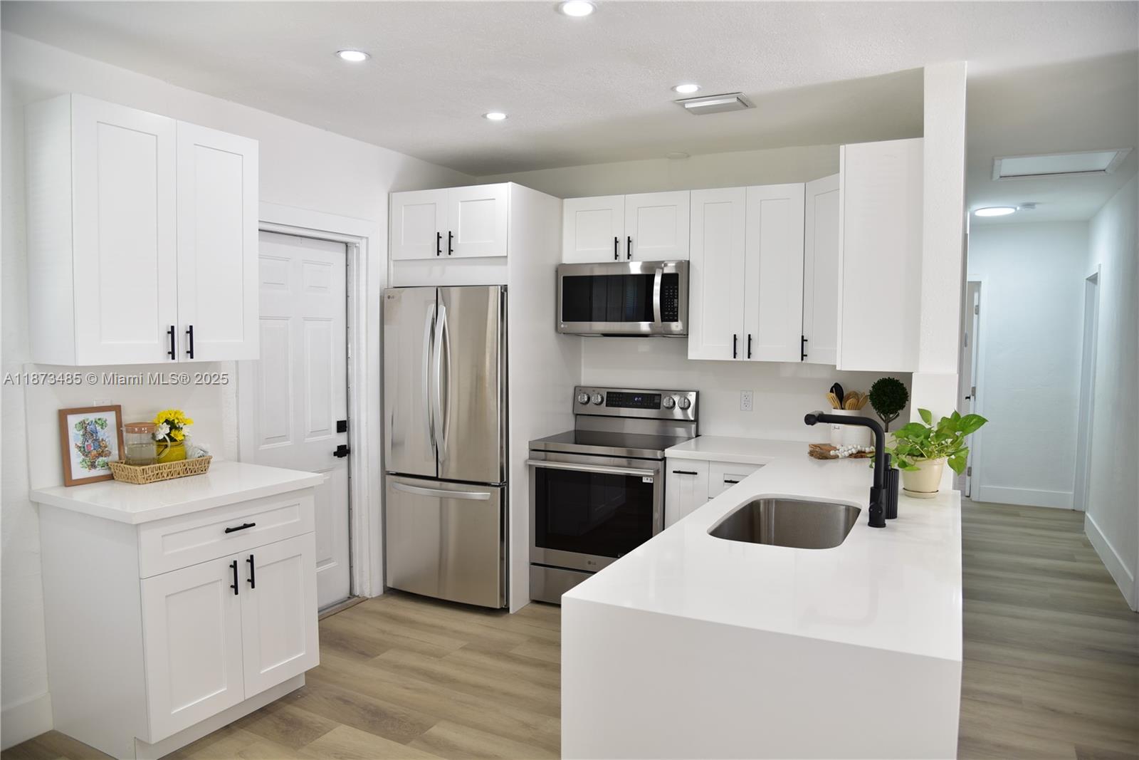 LAUDERDALE MANOR - Residential