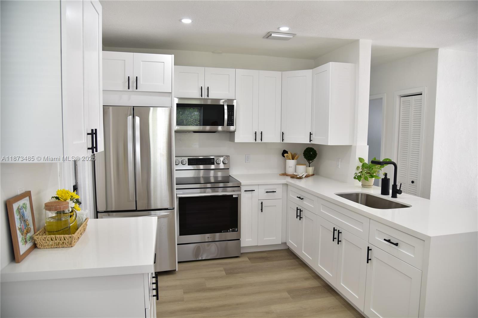 LAUDERDALE MANOR - Residential