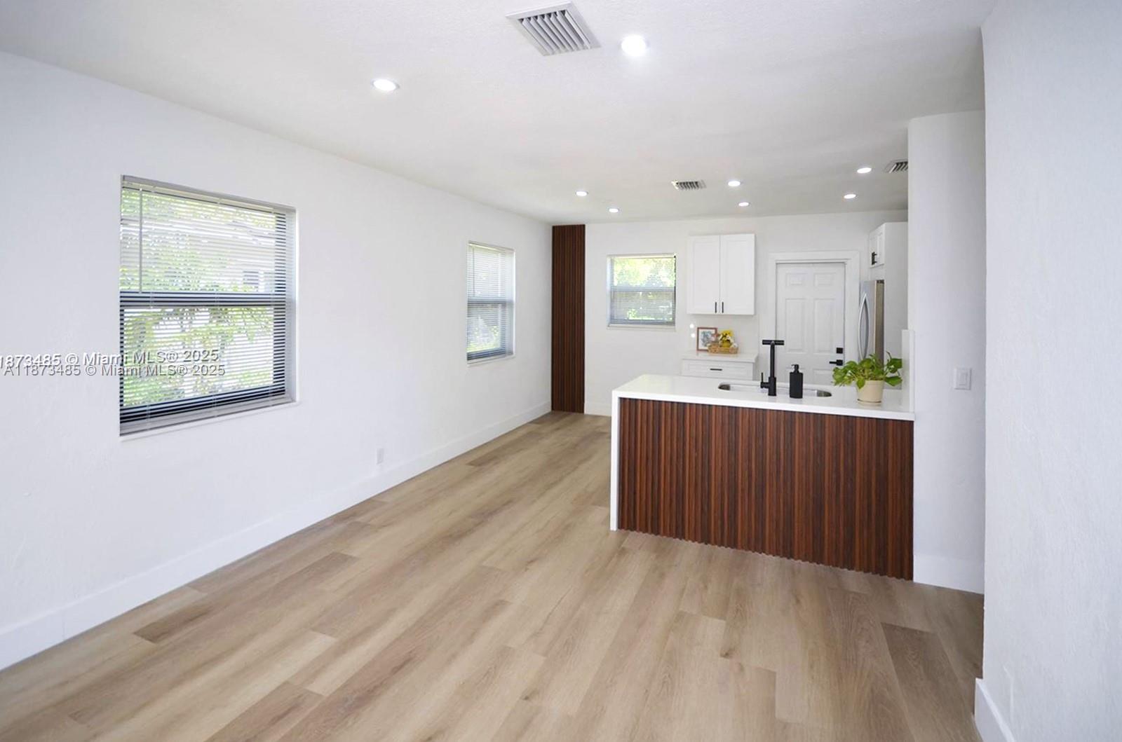 LAUDERDALE MANOR - Residential