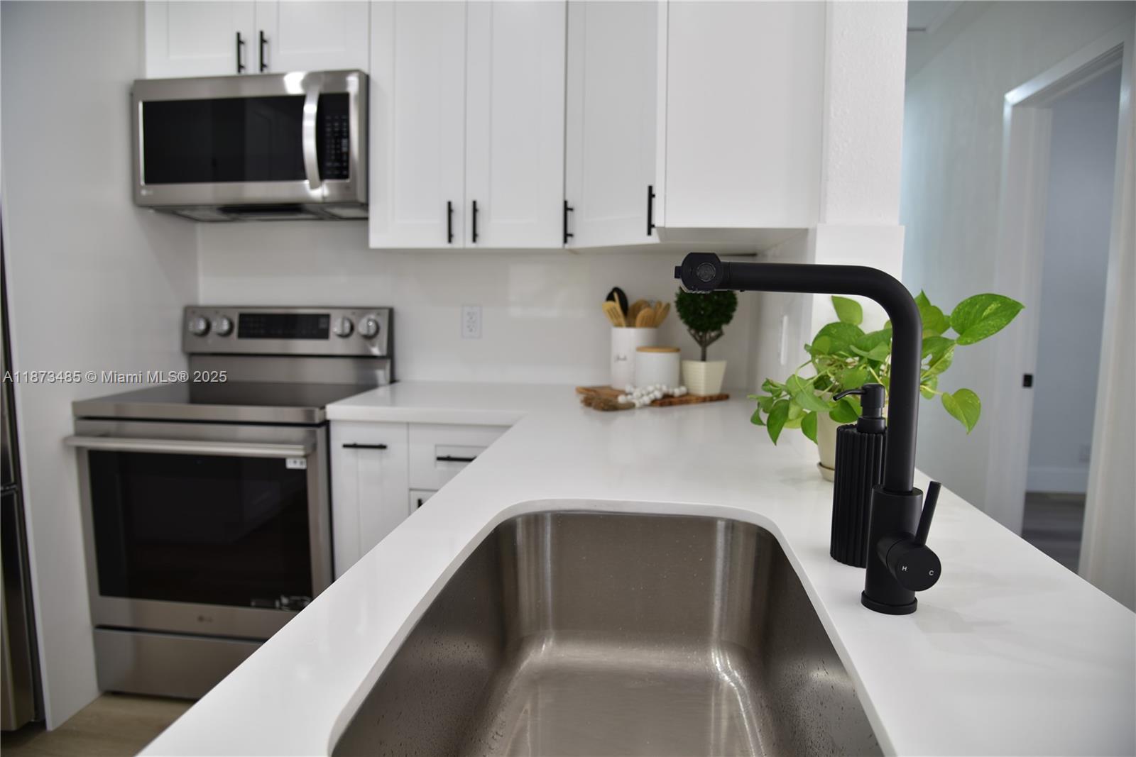 LAUDERDALE MANOR - Residential