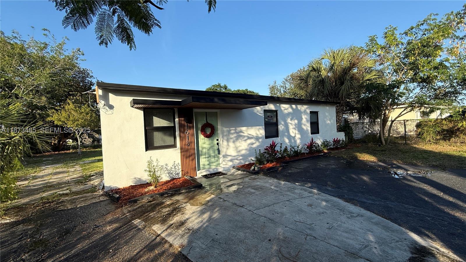 LAUDERDALE MANOR - Residential