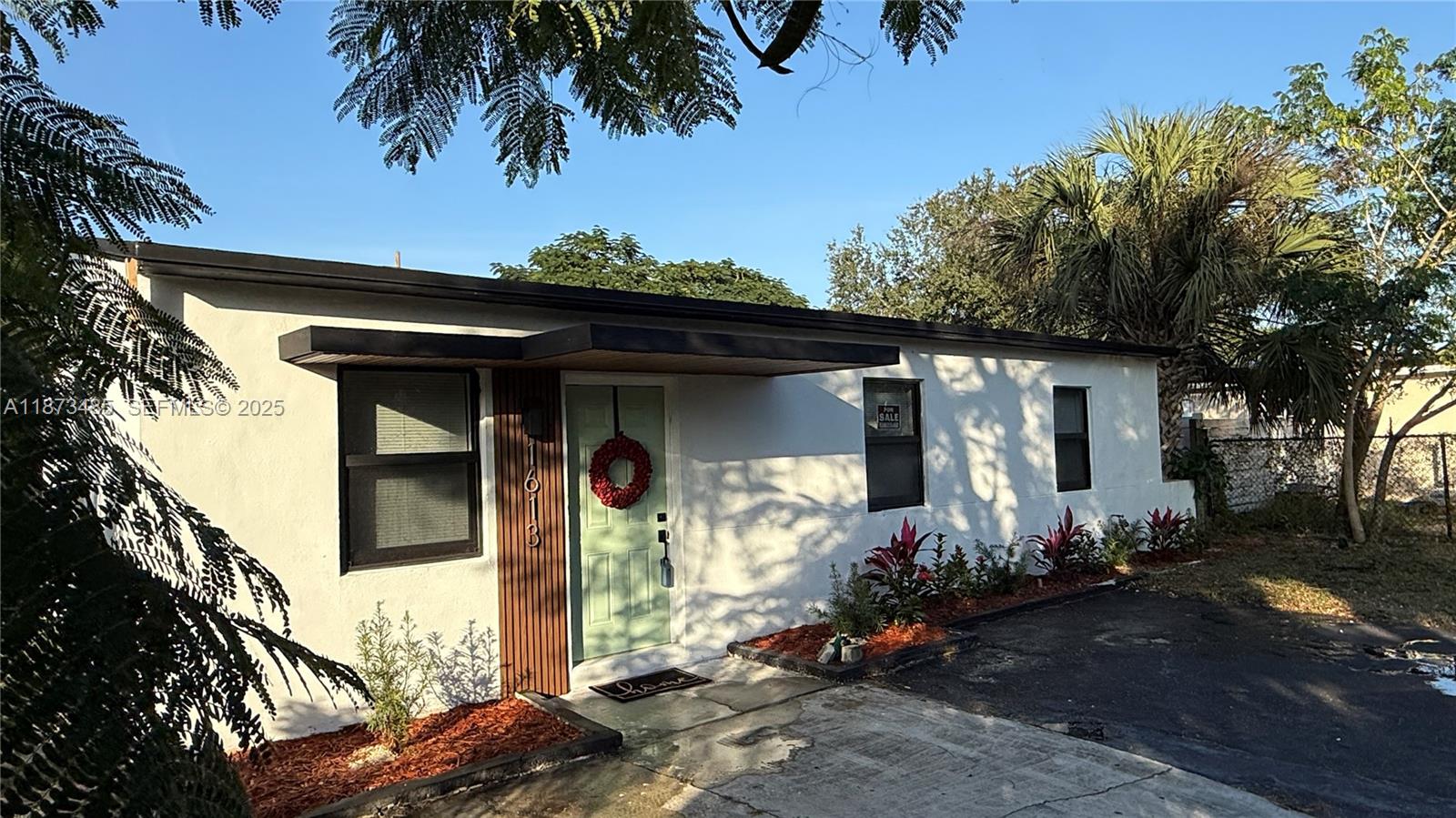 LAUDERDALE MANOR - Residential