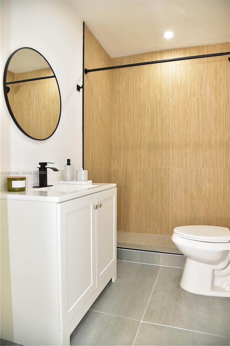 LAUDERDALE MANOR - Residential