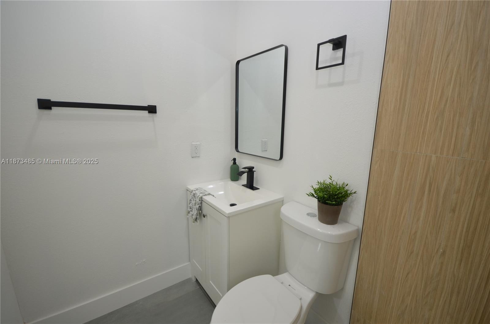 LAUDERDALE MANOR - Residential