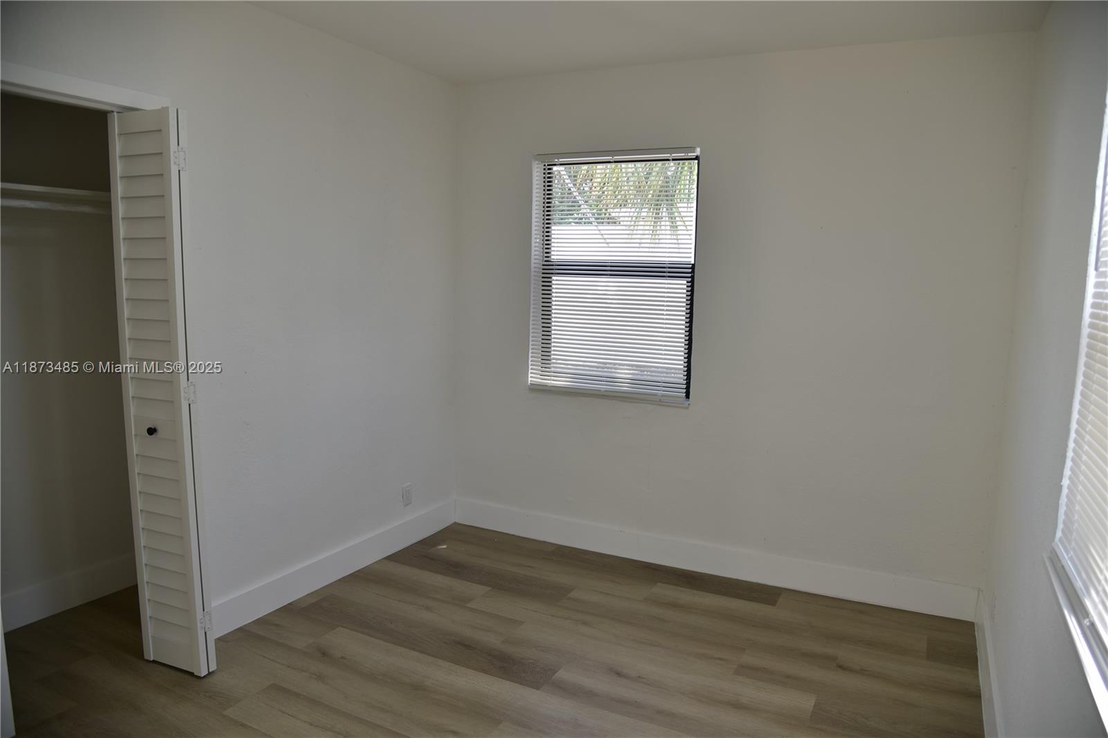 LAUDERDALE MANOR - Residential