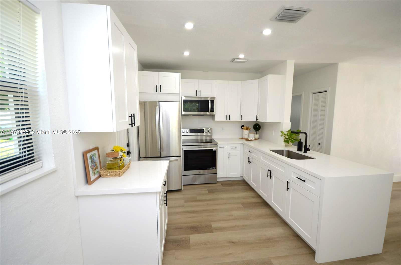 LAUDERDALE MANOR - Residential