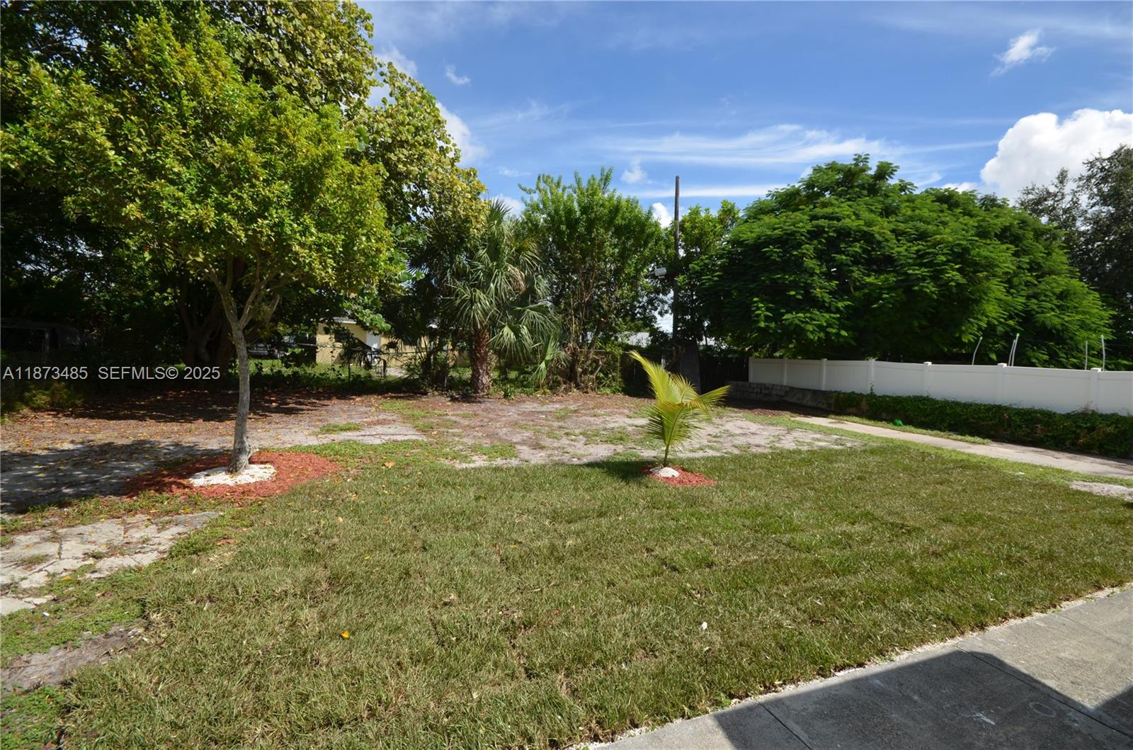 LAUDERDALE MANOR - Residential