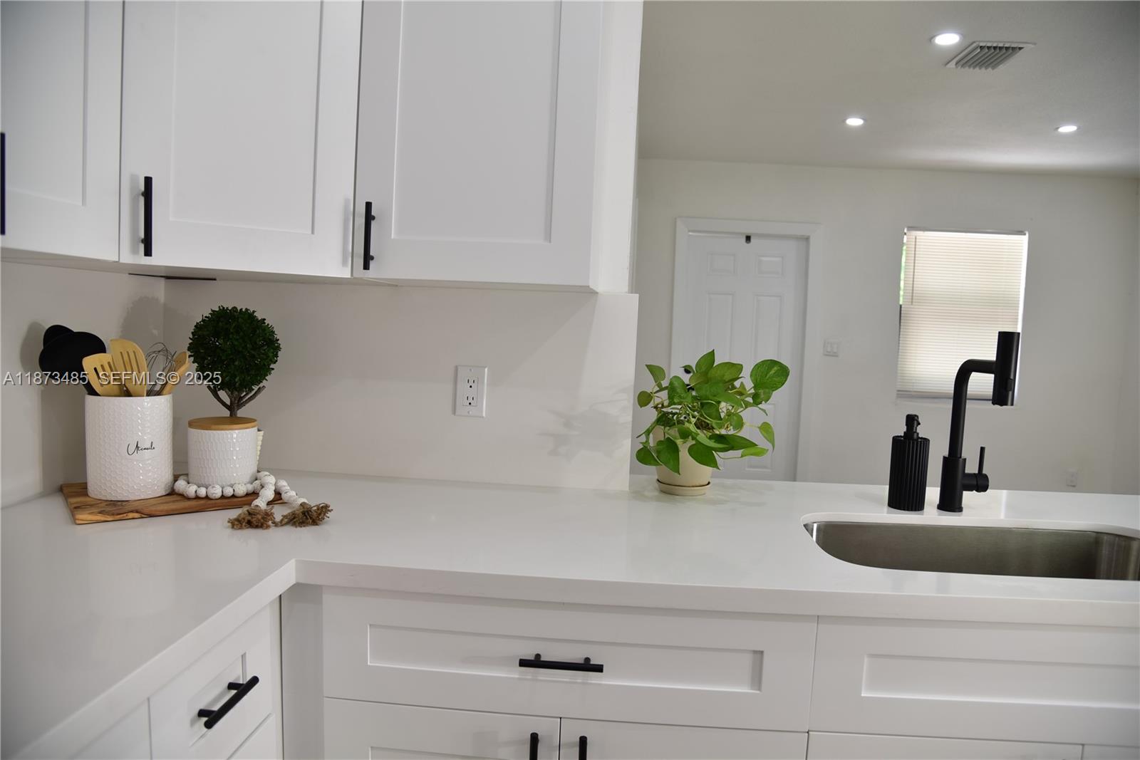 LAUDERDALE MANOR - Residential