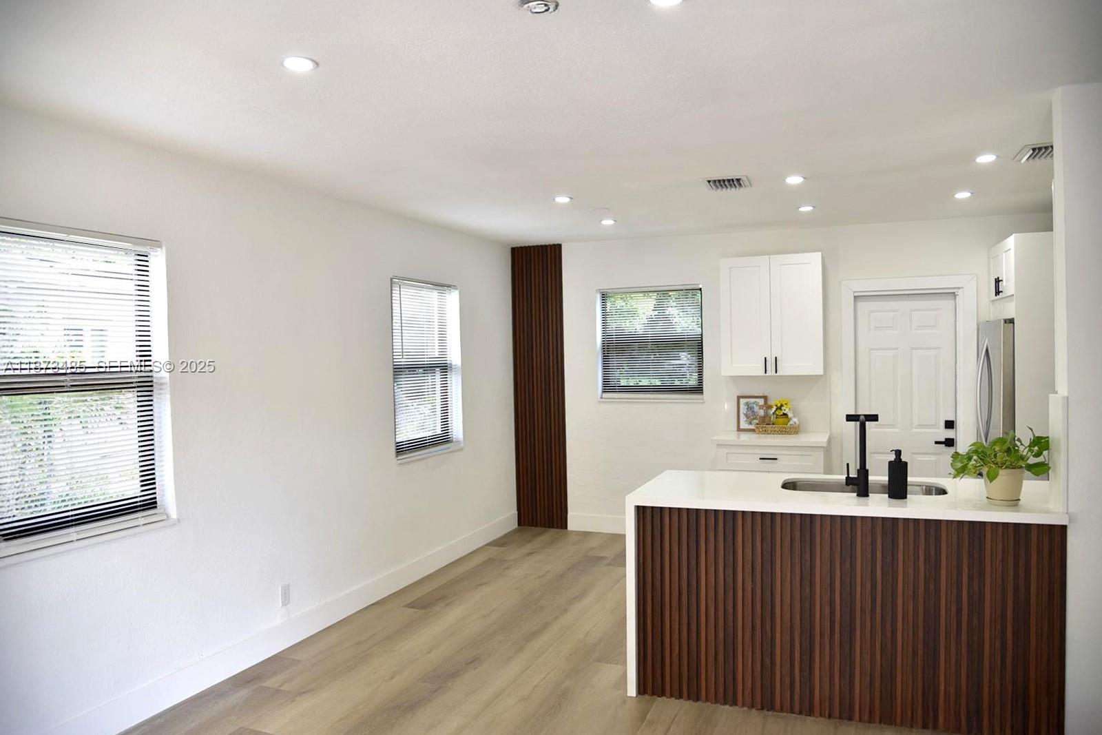 LAUDERDALE MANOR - Residential