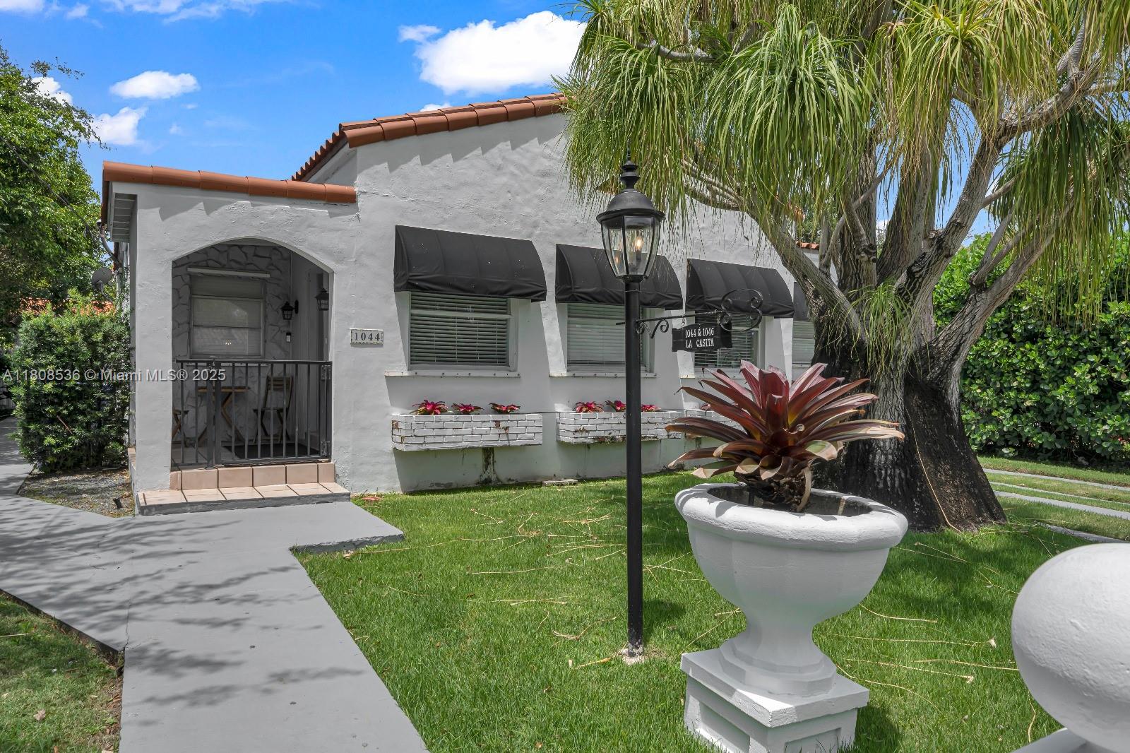 1046 Sw 13th Ct 2, Miami, Broward County, Florida - 2 Bedrooms  
2 Bathrooms - 