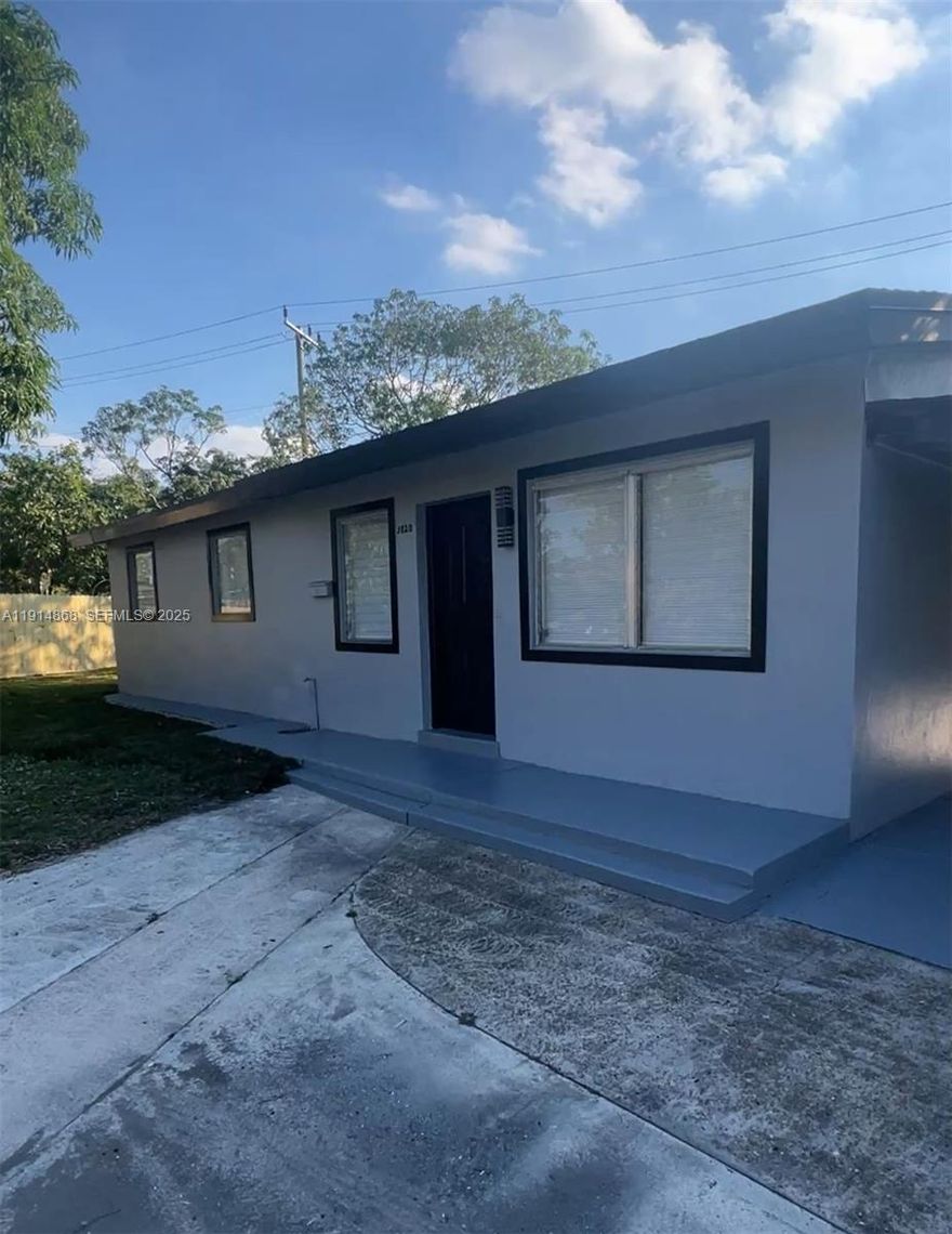 3/2/1. Big FR under AC. Roof 2023. AC 2023. New appliances.
Completely updated
Lot 8500 sf with room for RV, boat or many cars. Close to all highways, supermarkets , main stores & 10 minutes form FLL Int Airport.
No Association.