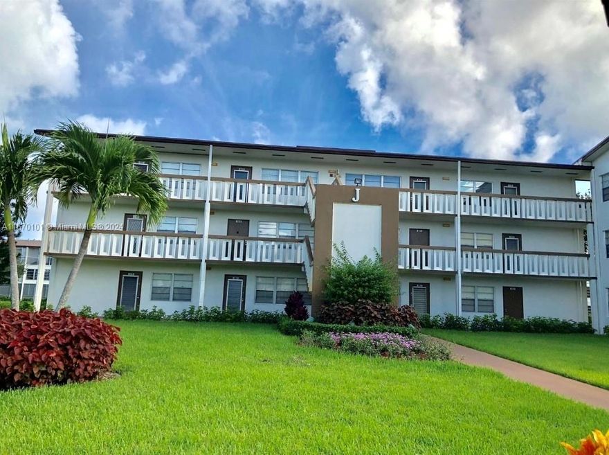 Bright and spacious apartment at the Century Village Boca Raton, a 55+ community.
2nd floor with elevator.
Central A/C & screened balcony.
Century Village offers beautiful amenities, such as clubhouse, theatre, tennis courts, several pools, fitness facilities, common laundry, bus service and many more, including activities for the residents.
Currently rented on month to month at $1125.