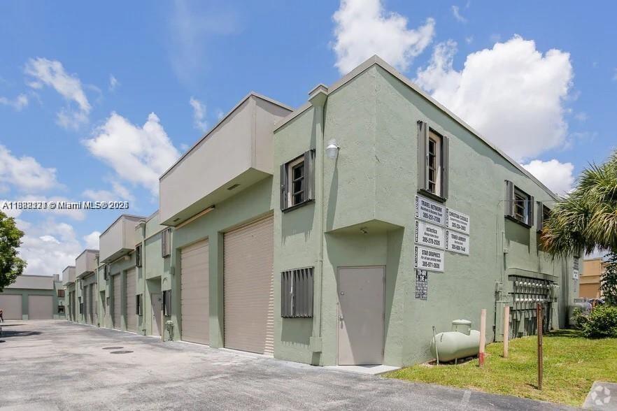 Available for Immediate Occupancy. Corner Unit. 570 sf Nice office / warehouse combo in kendall for RENT. two story floor plan. FULL AC. 1 restroom 1 parking. must be approved by association (takes 1-2 weeks for approval) first month and 2 securities to move in. Water, electric, internet not included in rent. Best PRICE.