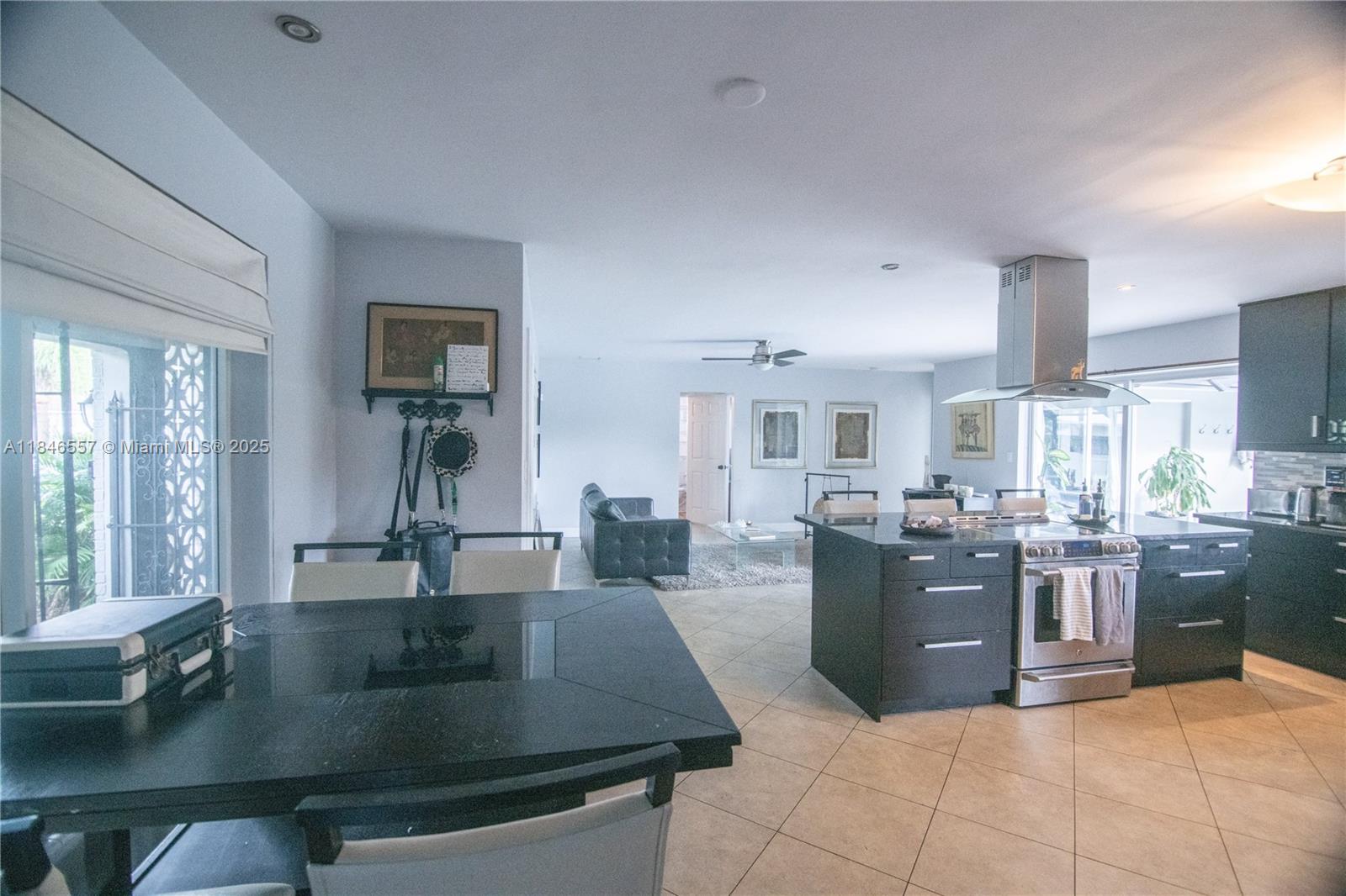 HOLLYWOOD HILLS - Residential