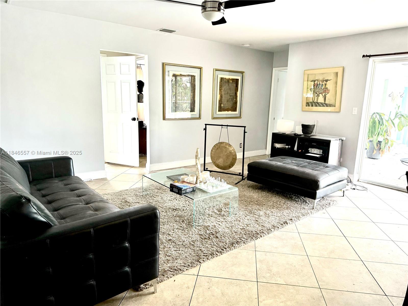 HOLLYWOOD HILLS - Residential