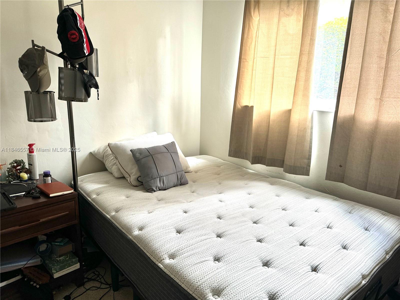 HOLLYWOOD HILLS - Residential