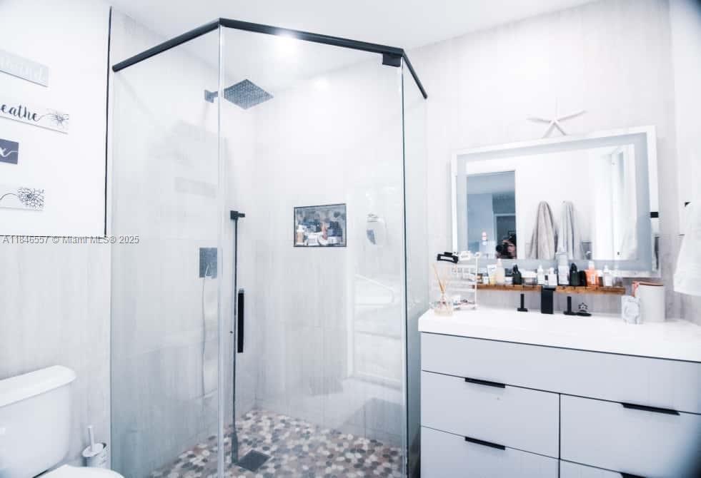 HOLLYWOOD HILLS - Residential