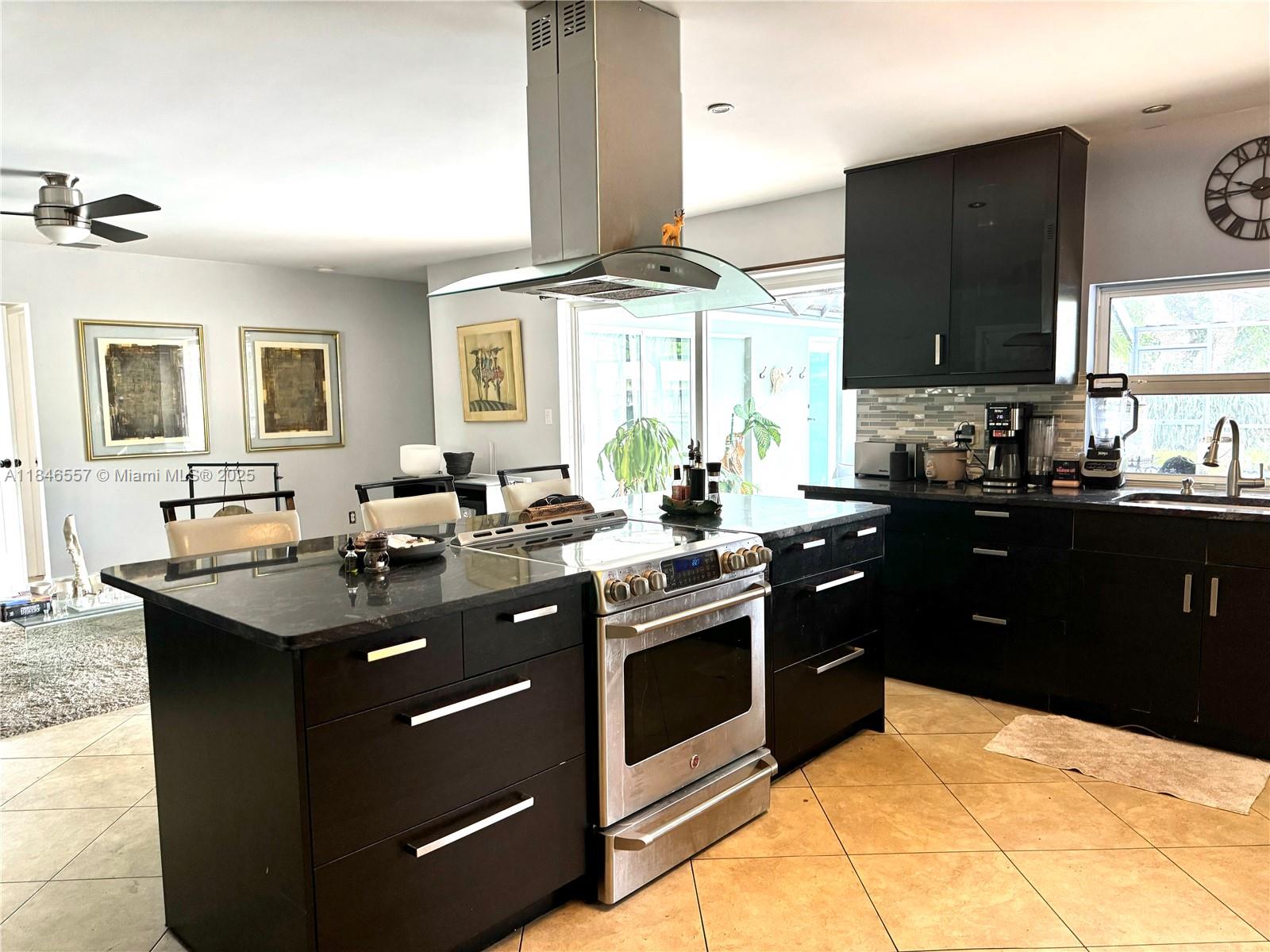 HOLLYWOOD HILLS - Residential